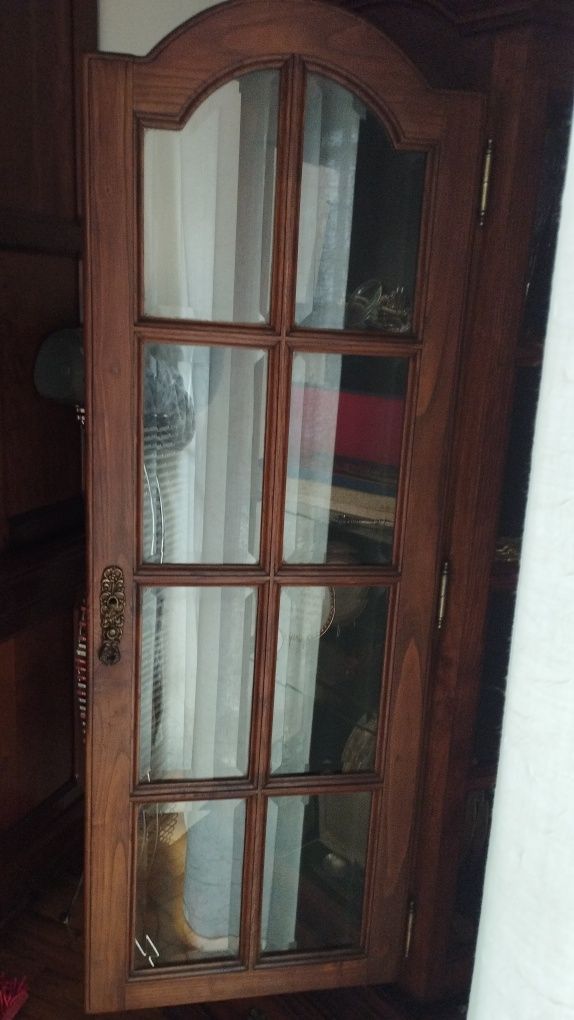 Vitrine cristaleira clássica com fundo em veludo