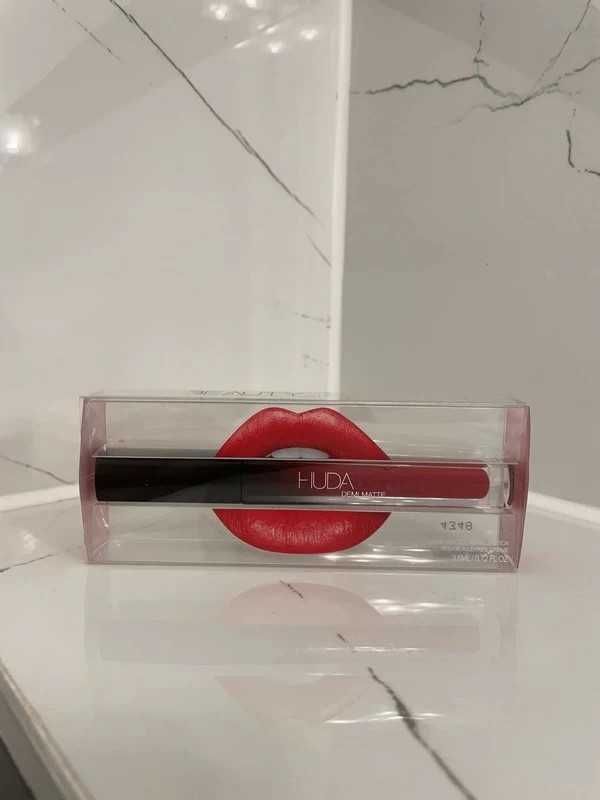 Matowa szminka Huda Beauty Demi Matte Boy Collector czerwona szminka