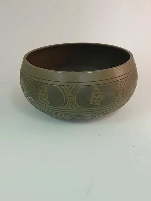 Tigela tibetana em metal com decoração relevada