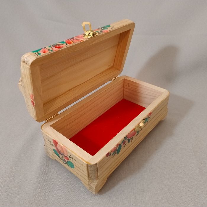 Декоративна скринька з розписом і оксамитовим дном