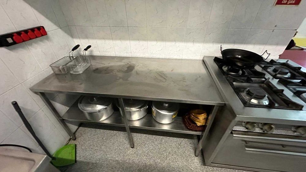 Varias bancadas e balcão frigorifico em inox