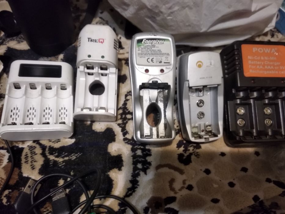 Зарядні для пальчикових акумуляторів.