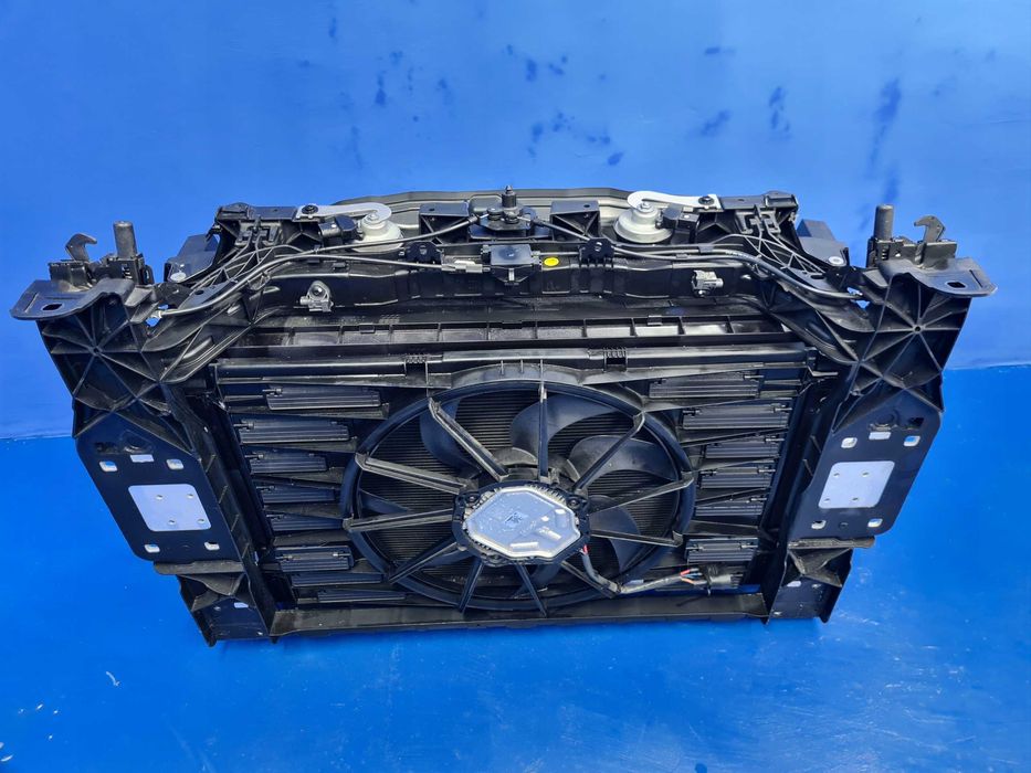 AUDI E-TRON 4KE Передня панель, телевізор