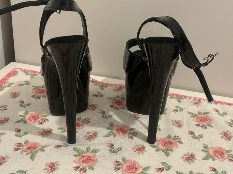 sandália PLEASER linda, de pole dance preta, quase nova