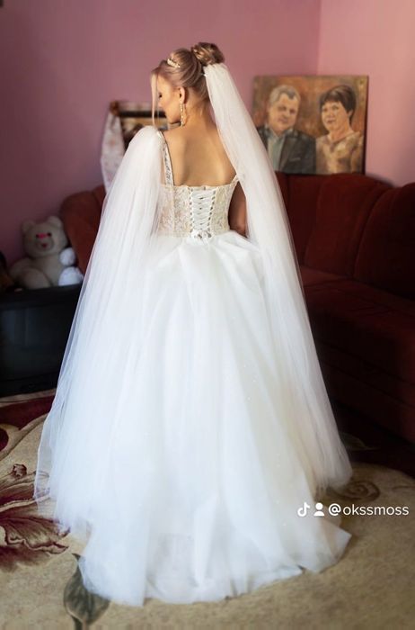 Весільна сукня з неймовірним блиском