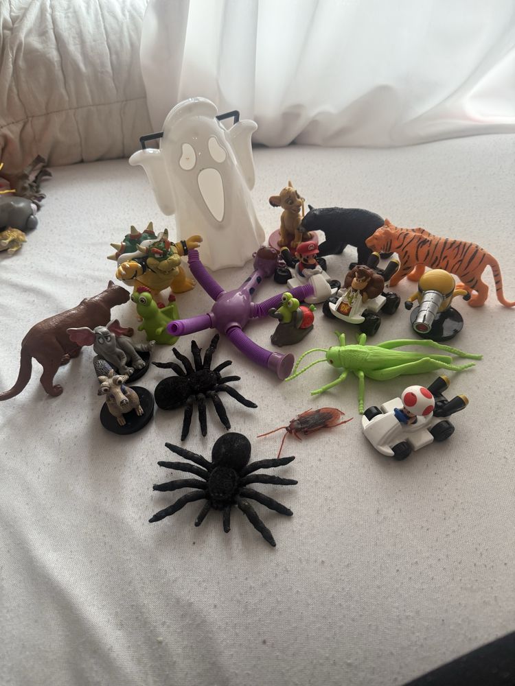 Zabawki figurki robaki zwierzęta