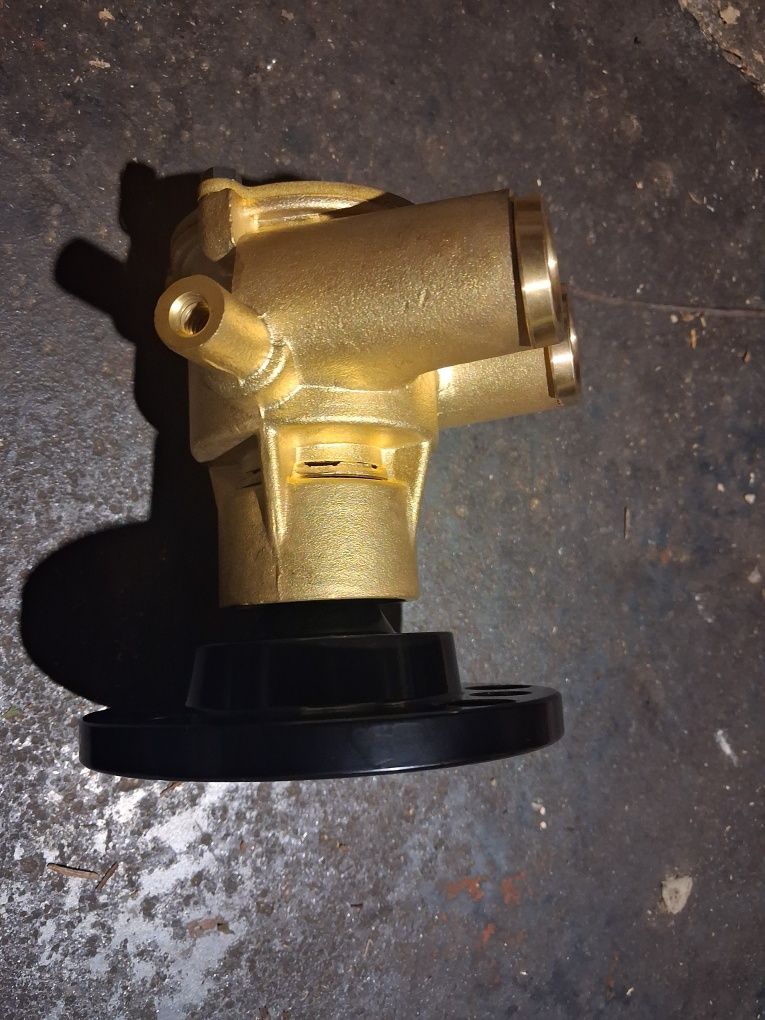 Pompa wody zaburtowej volvo penta v8
