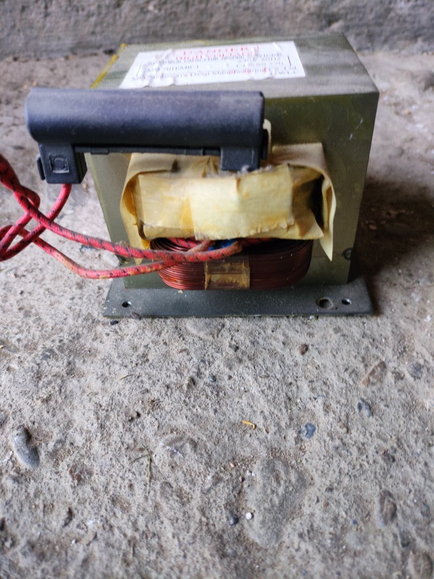 Transformator z mikrofali