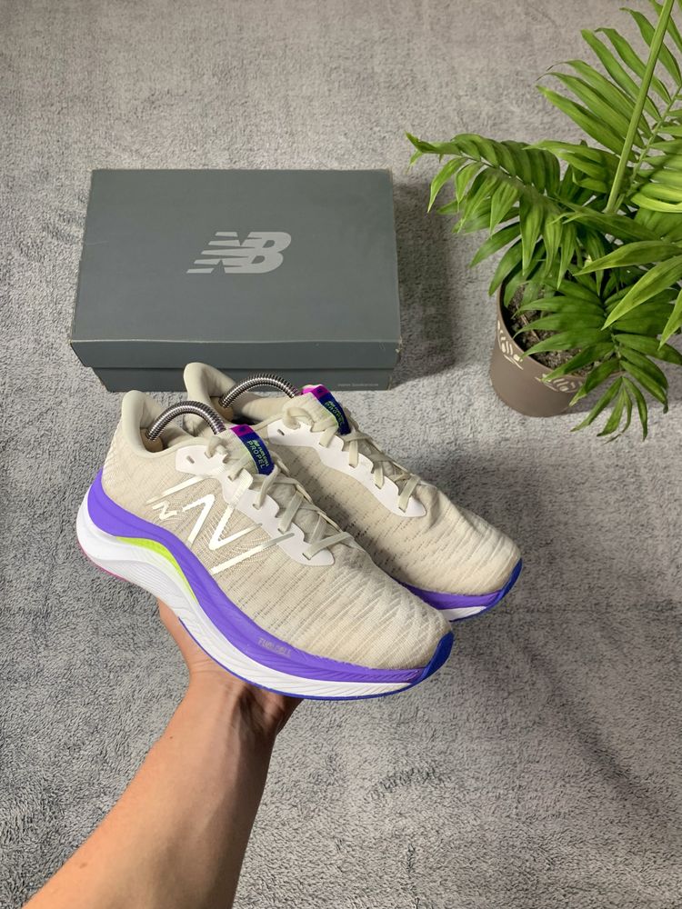 Бігові Кросівки New Balance FuelCell Propel [41.5]