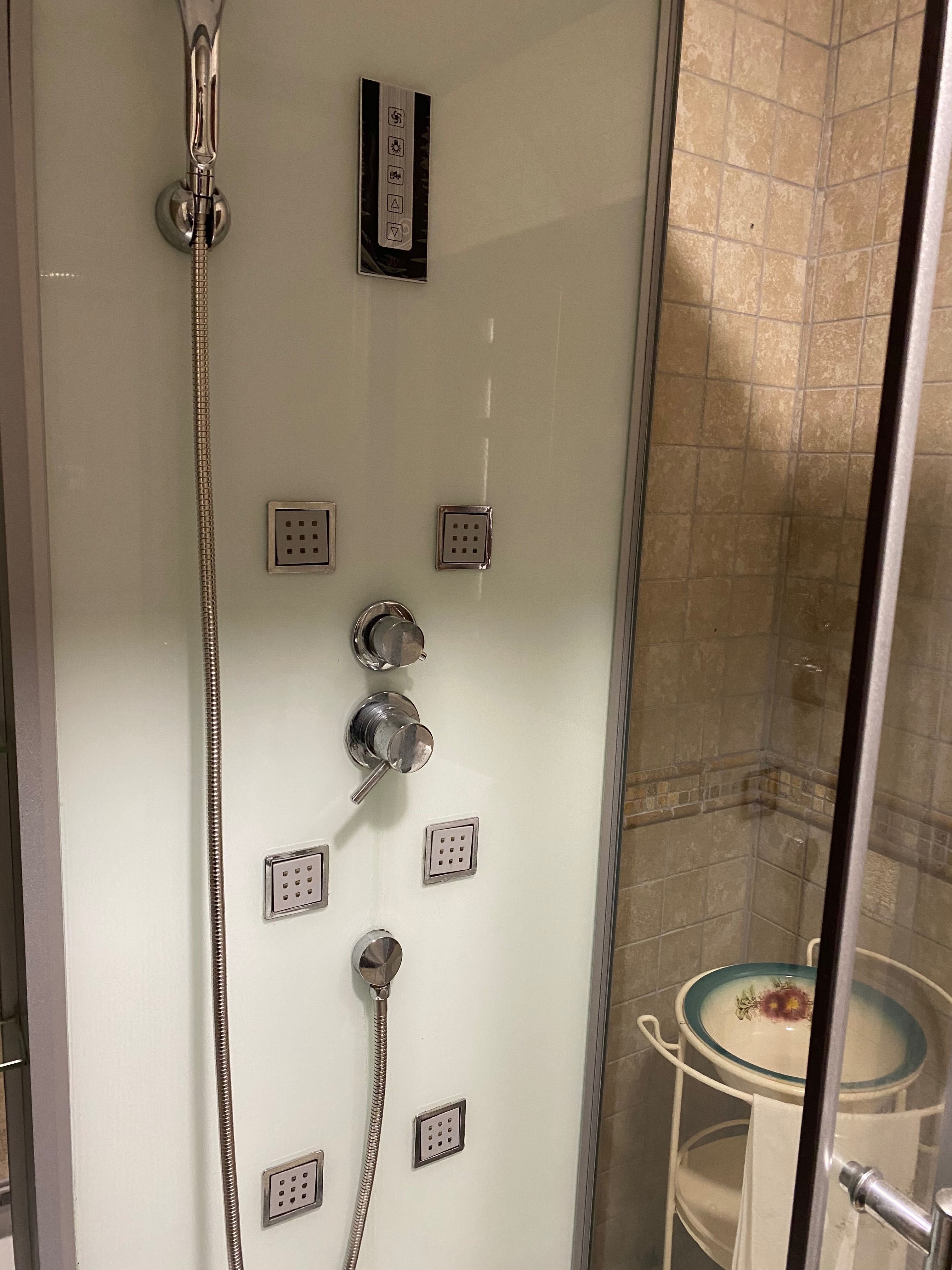 Cabine de duche com interior branco