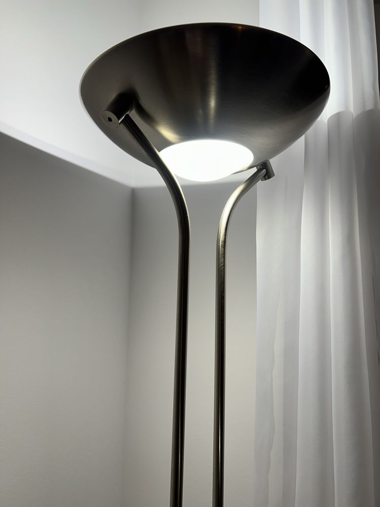 Lampa podłogowa z lampką do czytania