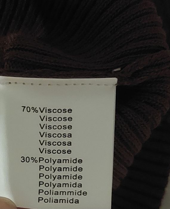 Efektowny brązowy golfik z wycięciem przy dekolcie wiskoza