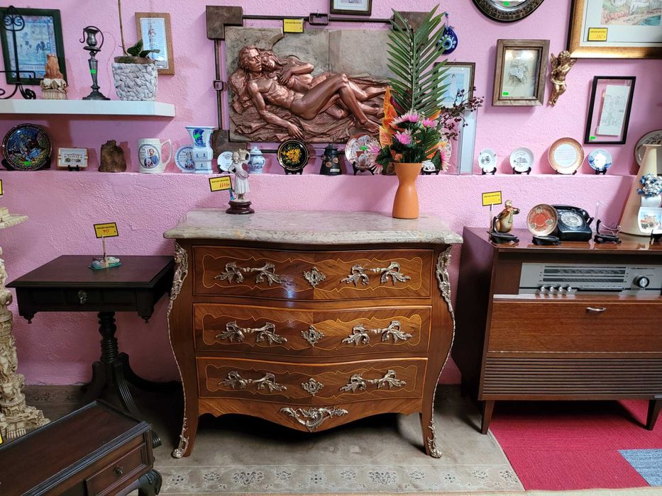 Lindíssima cómoda estilo Luís XV - Restaurada muito recentemente