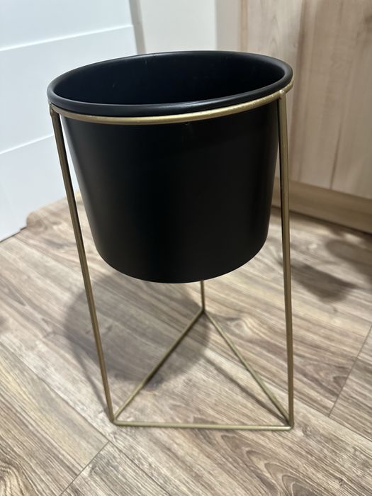 Dwie metalowe osłonki doniczki na stojakach styl loft