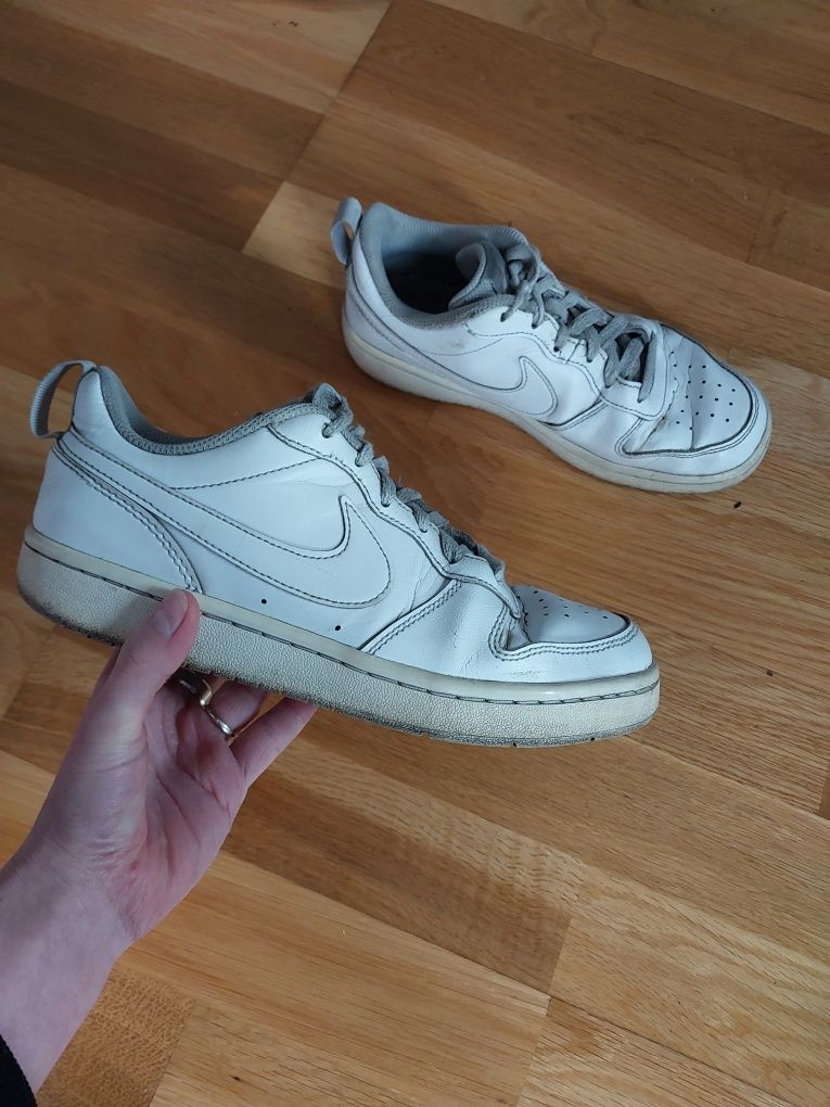 Białe buty adidas air force one