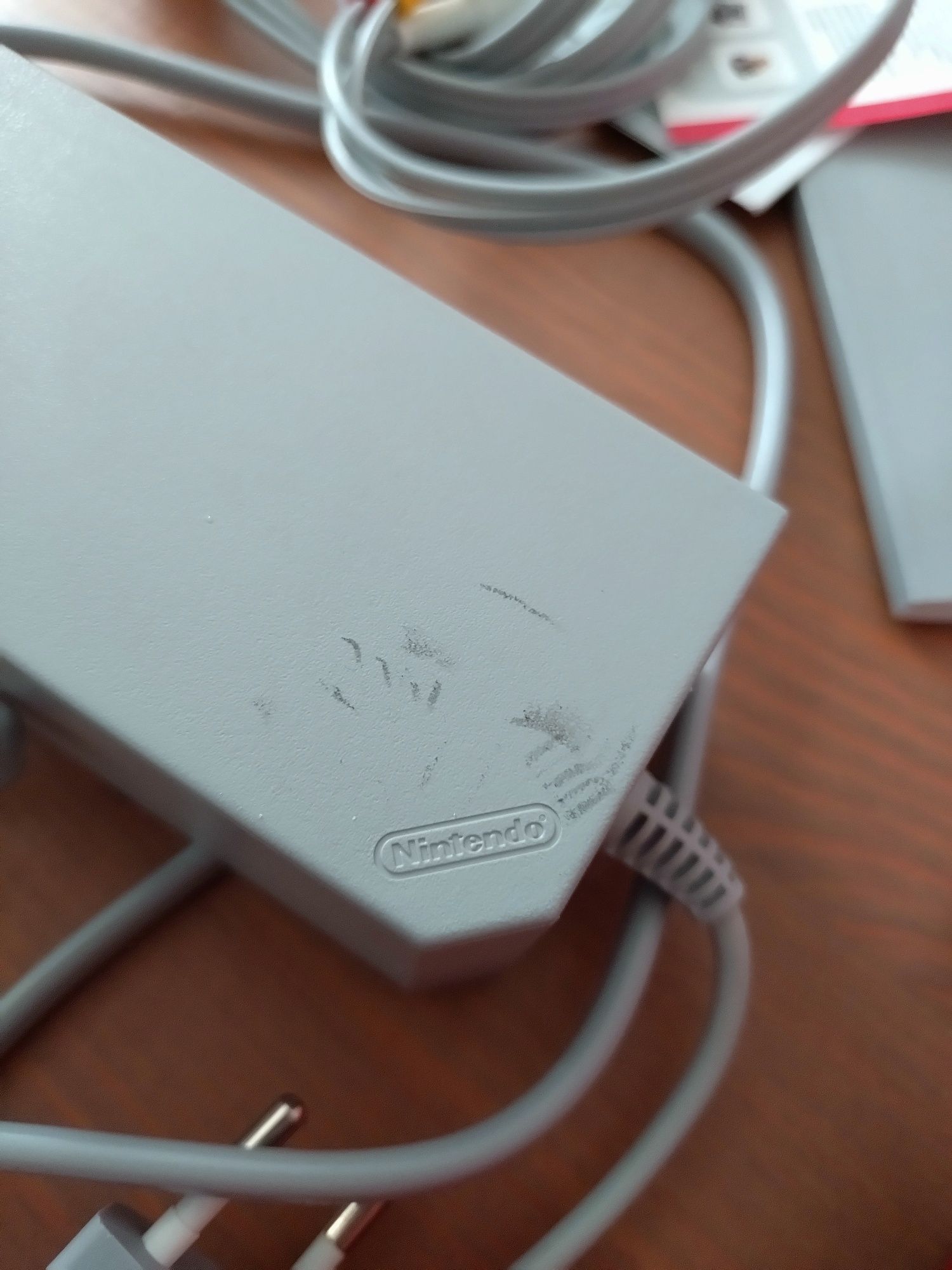Konsola Nintendo Wii mini w stanie kolekcjonerskim.

- konsola w stani