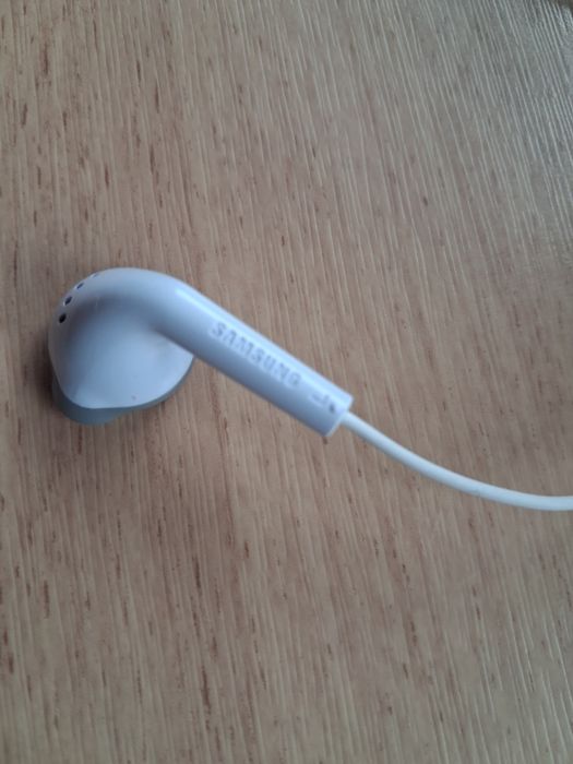 Słuchawki douszne Samsung przewodowe. Nieużywane