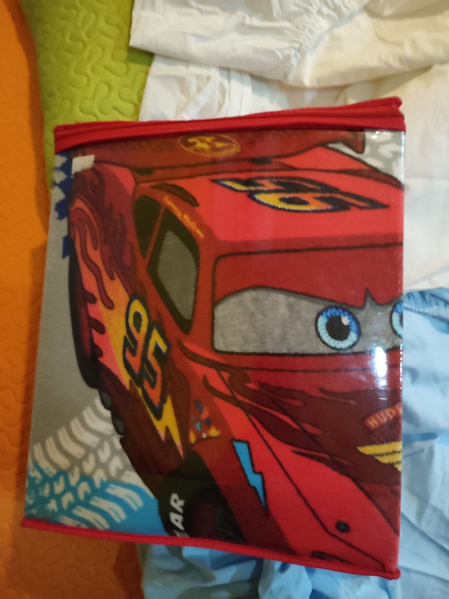 Cama de criança com uso, com estrado, colchão, lençóis do cars novos