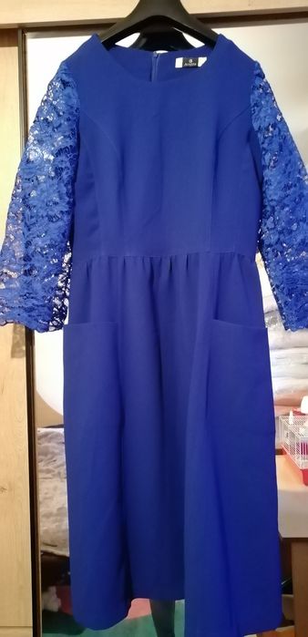 Niebieska sukienka z kieszeniami