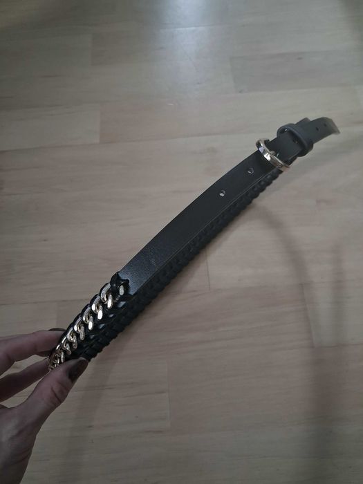 Czarny pasek ze złotym łańcuchem