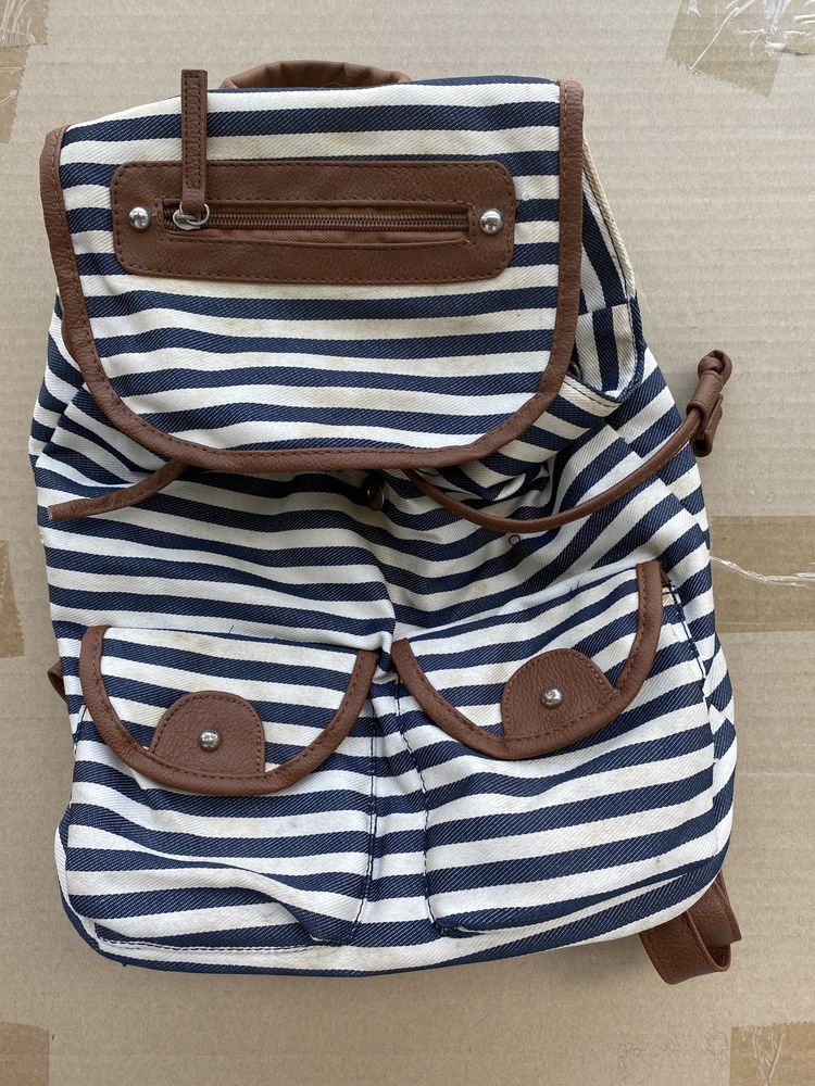 Mochila azul riscas