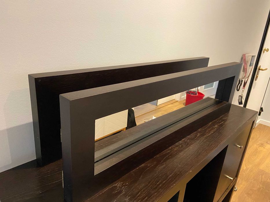 Dois espelhos em madeira