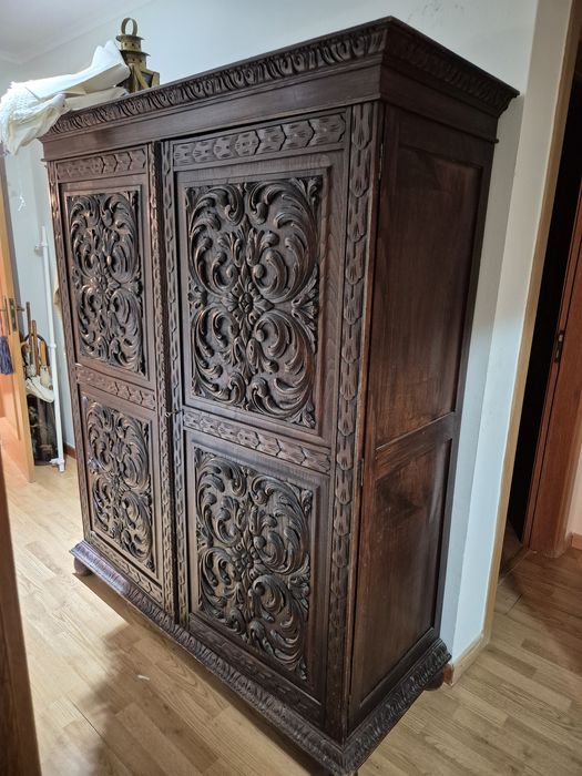 Roupeiro antigo entalhado madeira maciça renascentista
