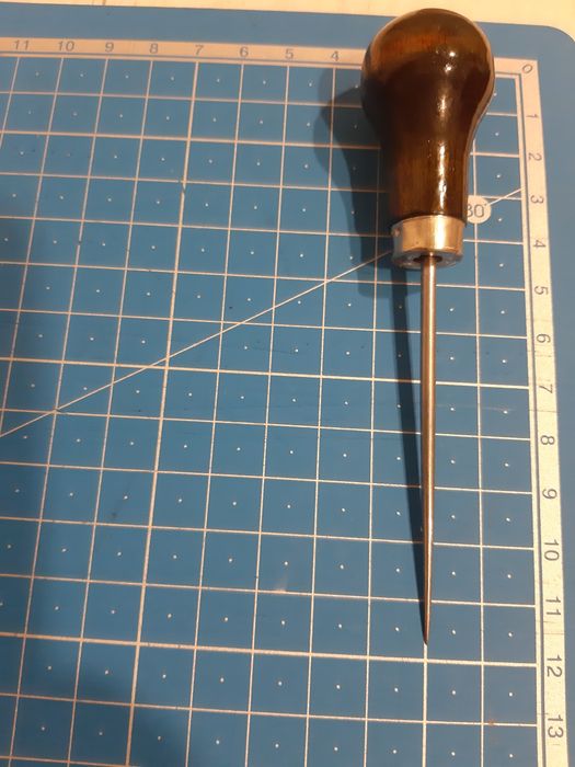 Шило . Інструмент для работи зі шкірою. .