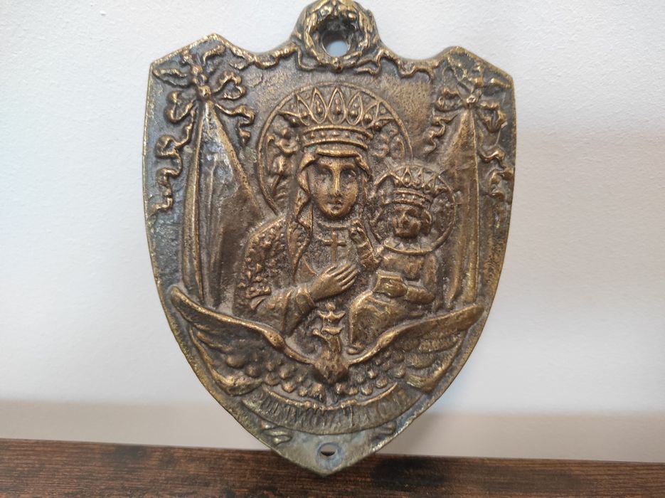 Mosiężny ryngraf z Matką Boską