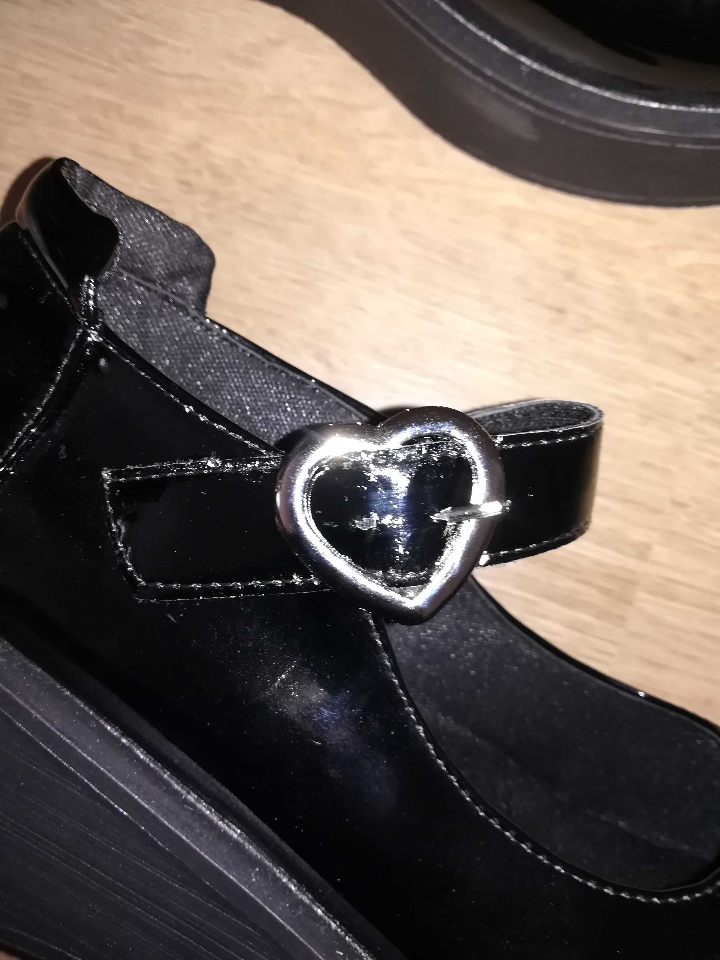 Buty na wyższej podeszwie czarne lakierowane