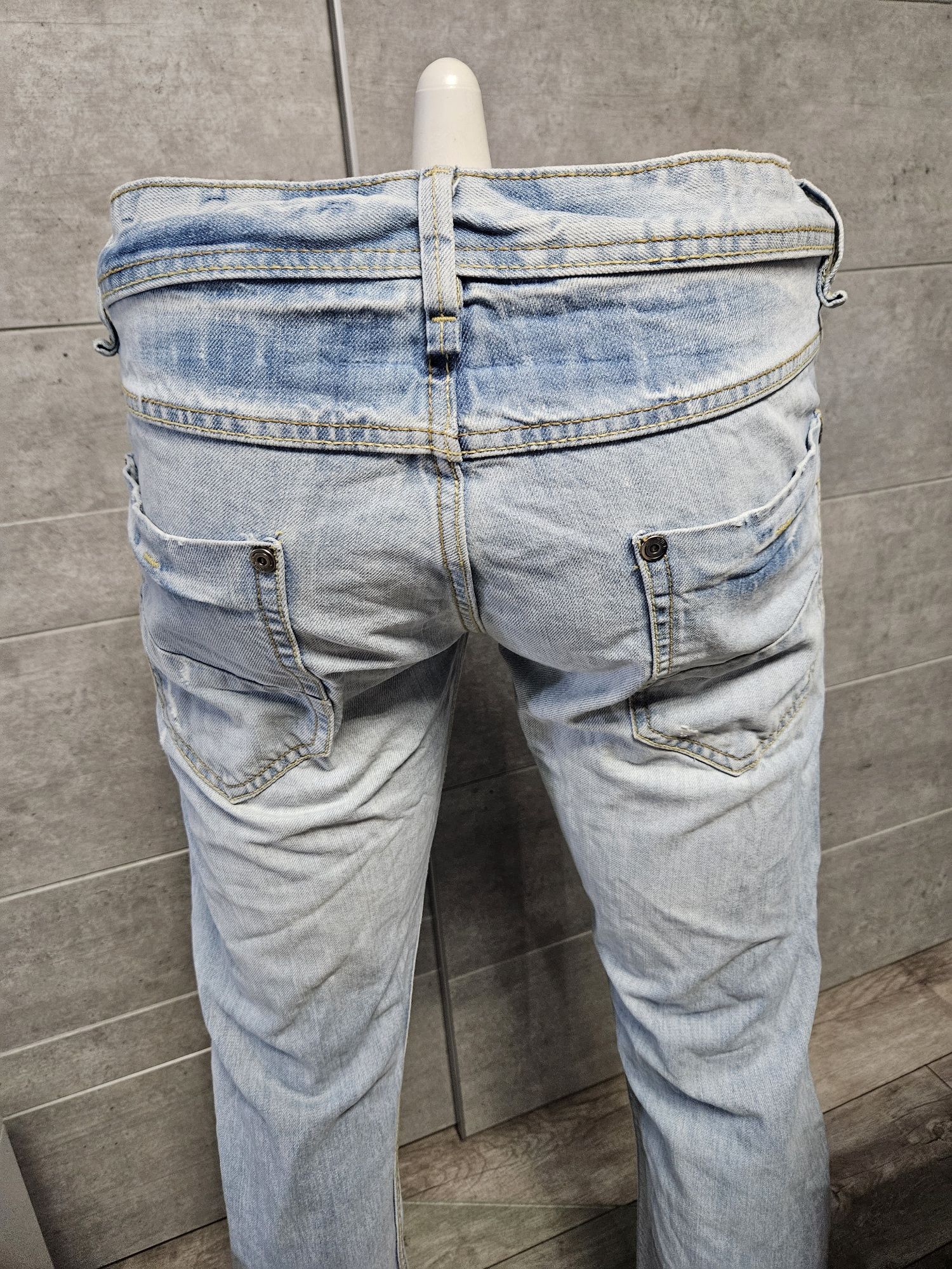 Spodnie meskie jeansowe Bershka z rozdarciami rozm 40