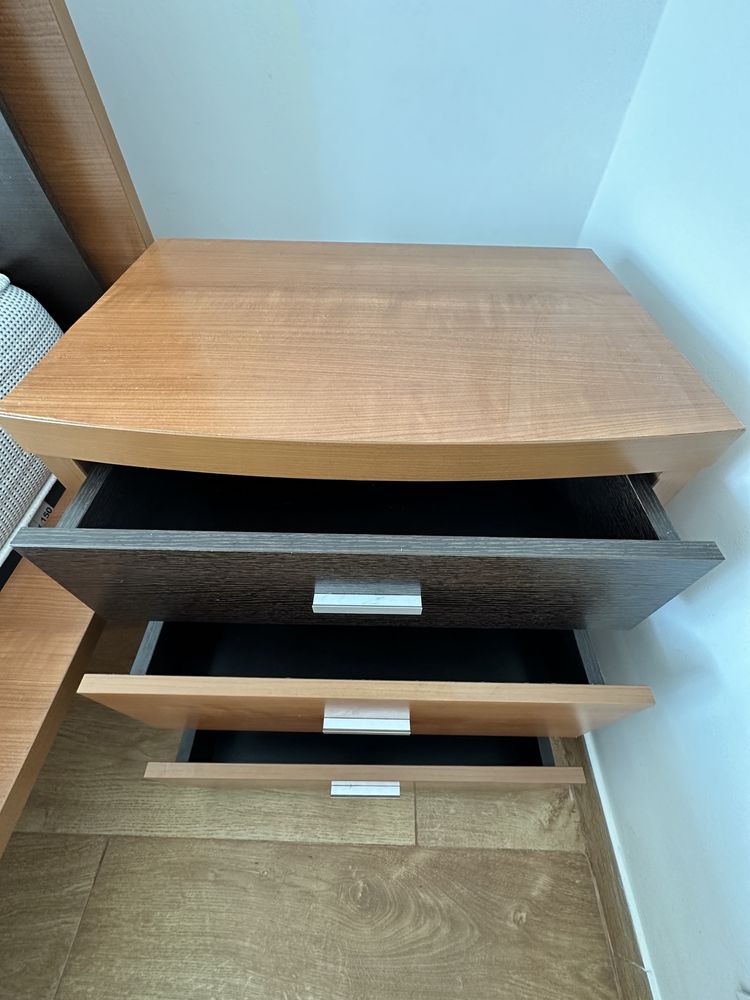 Cama de casal com mesas