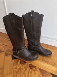 Botas castanhas de cano alto