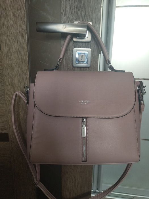 Жіноча сумка пильнорожевого кольору