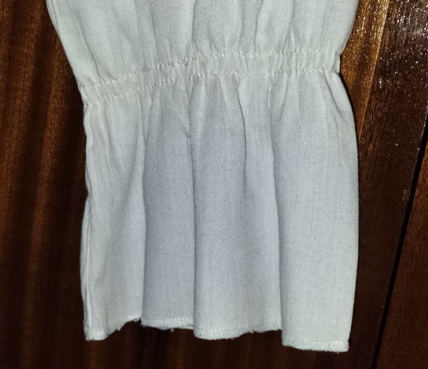 Blusa branca com folhos
