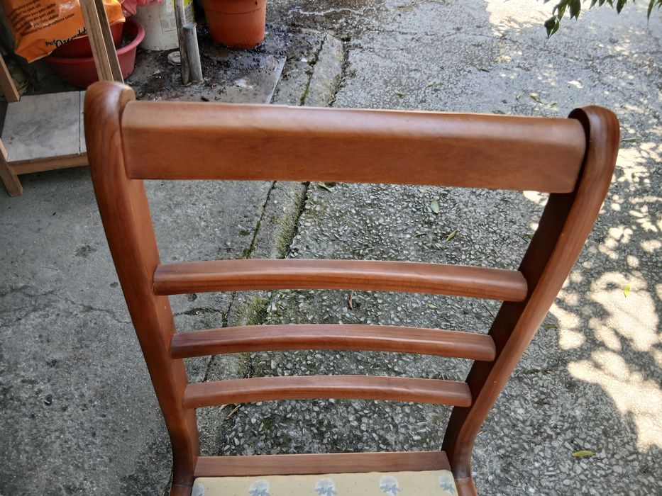 Cadeira em madeira maciça