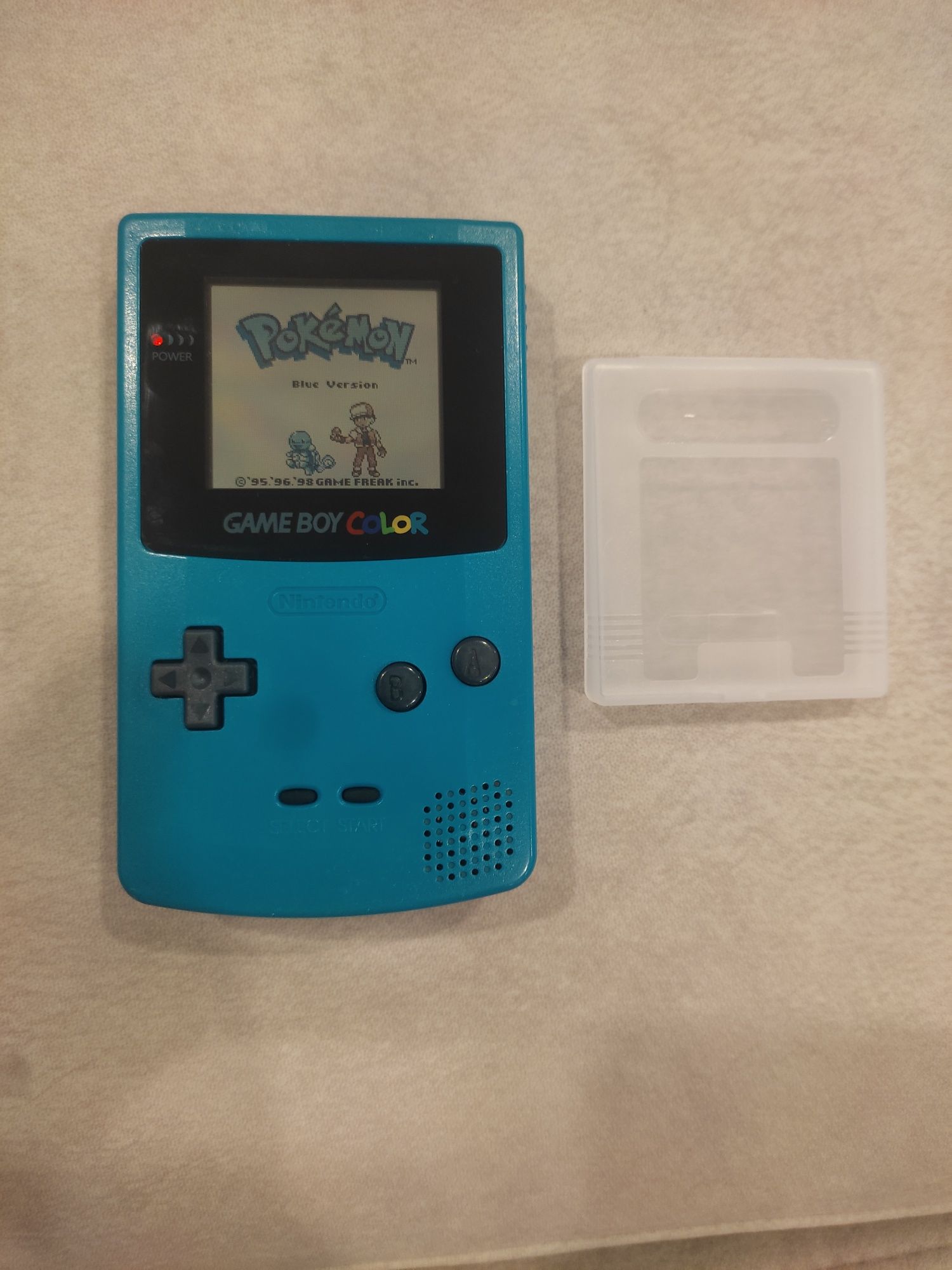Gameboy Color azul com jogo Pokémon azul