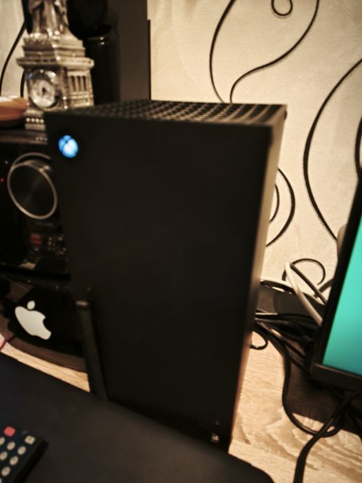 Продам Xbox Series x в идеельном состоянии и много игр