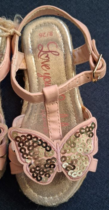 Bardzo ładne,nowe dziewczęce sandałki rozmiar 26.
