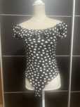 Body preto c/ flores amarelas e brancas