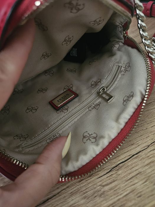 Czerwona torebka Guess model Shanina listonoszka