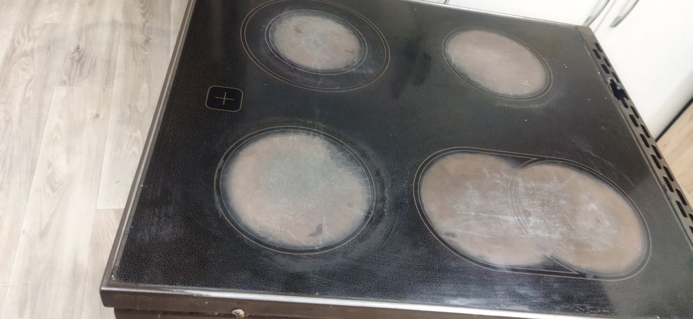 Електричні плити в робочому стані 2 шт., тріщини в склі. Рівне.