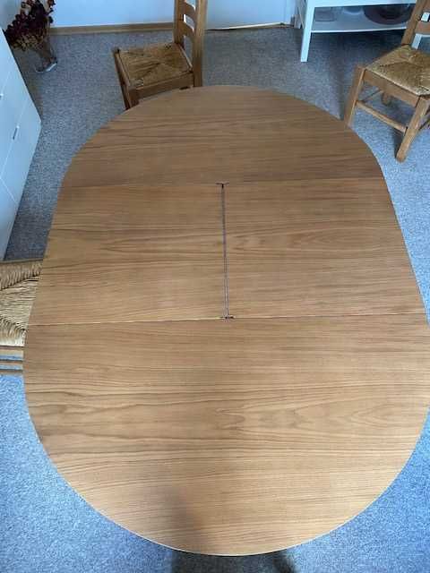 Stół z dębowego drewna + 4 dębowe krzesła