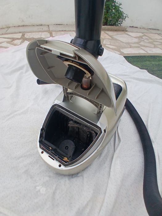 Aspirador Electrolux em bom estado de conservação, com ótimo desempenh