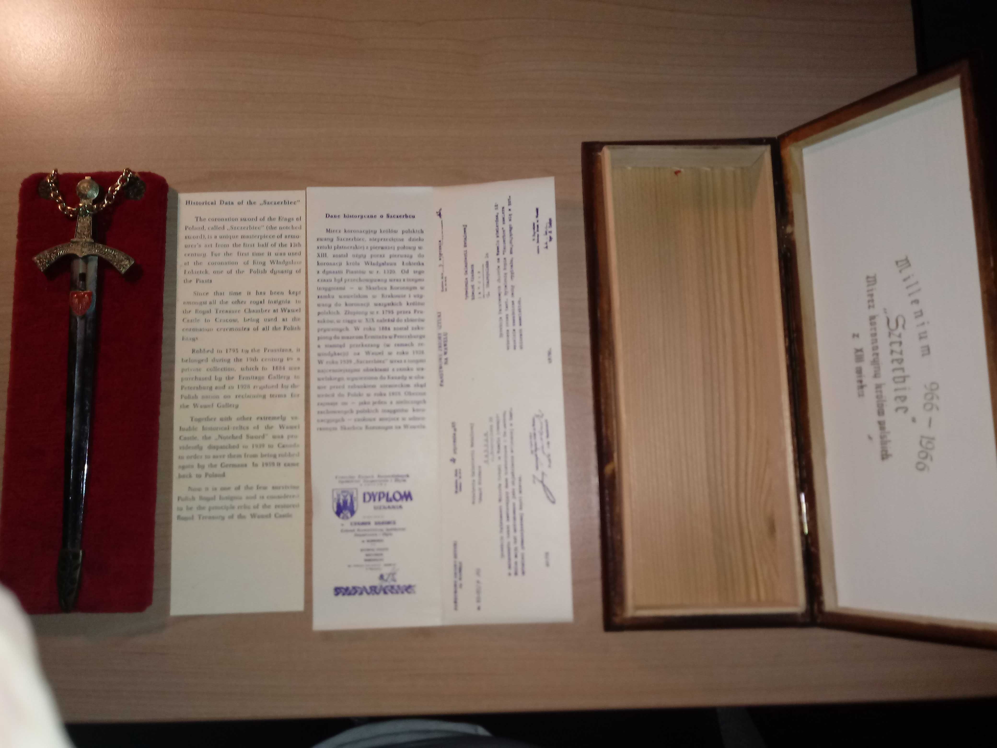 Szczerbiec miniatura w drewnianym pudełku