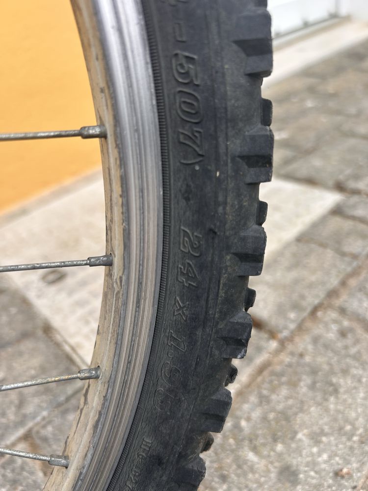 bicicleta preta e branca