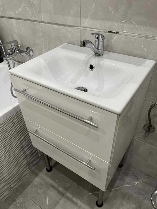 Sprzedam meble łazienkowe z umywalką i baterią