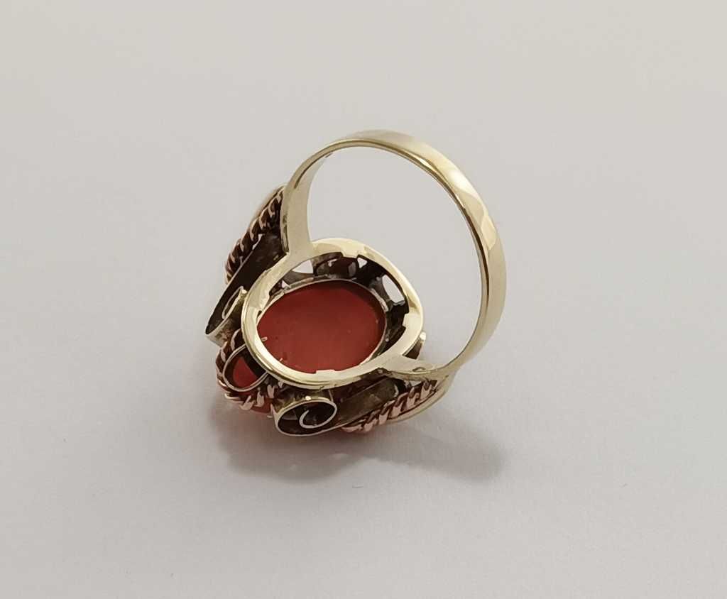 Wiedeński złoty pierścionek zdobiony koralem z końca XIX w. - Secesja