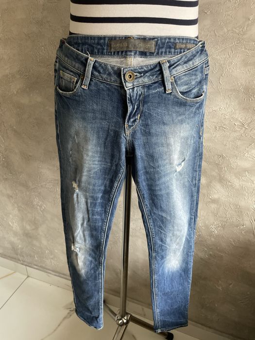 Jeansy z przetarciami damskie Guess romiar S 27