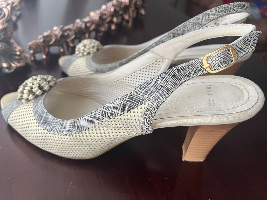 Босоніжки із відкритою пʼятою.